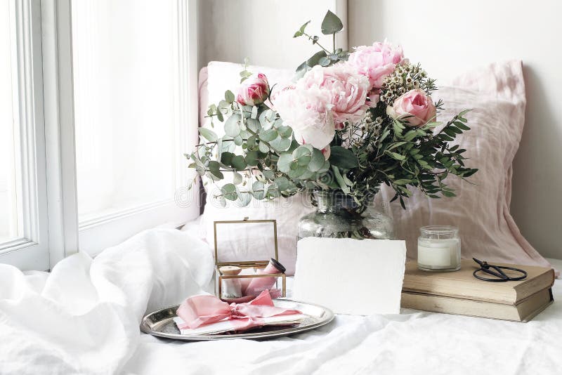 Wiosna, lato poślubia wciąż życie scenę Pusty papierowej karty mockup, stare książki i bieliźniana poduszka przy windowsill, Rocz obraz royalty free Wiosna, lato poślubia wciąż życie scenę Pusty papierowej karty mockup, stare książki i bieliźniana poduszka przy windowsill, Rocz obraz royalty free