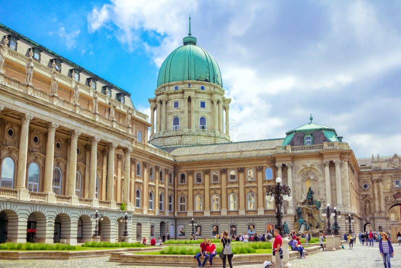 Wiosna pejzaż miejski z pięknym historycznym Buda kasztelem w Budapest Węgry zdjęcie royalty free Wiosna pejzaż miejski z pięknym historycznym Buda kasztelem w Budapest Węgry zdjęcie royalty free