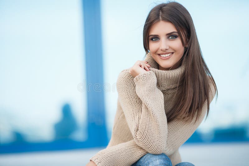 Wiosna portret piękna kobieta outdoors zdjęcia stock Wiosna portret piękna kobieta outdoors zdjęcia stock