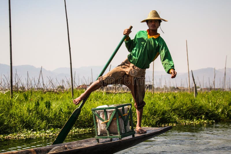 wioślarstwo rybak, Inle jezioro, shanu stan, Myanmar obraz stock wioślarstwo rybak, Inle jezioro, shanu stan, Myanmar obraz stock
