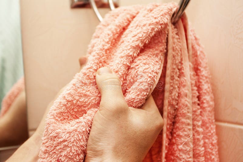 Забрал полотенце. Полотенце для рук. Грубое полотенце. Полотенце для вытирания рук махра. Вытирание рук полотенцем.