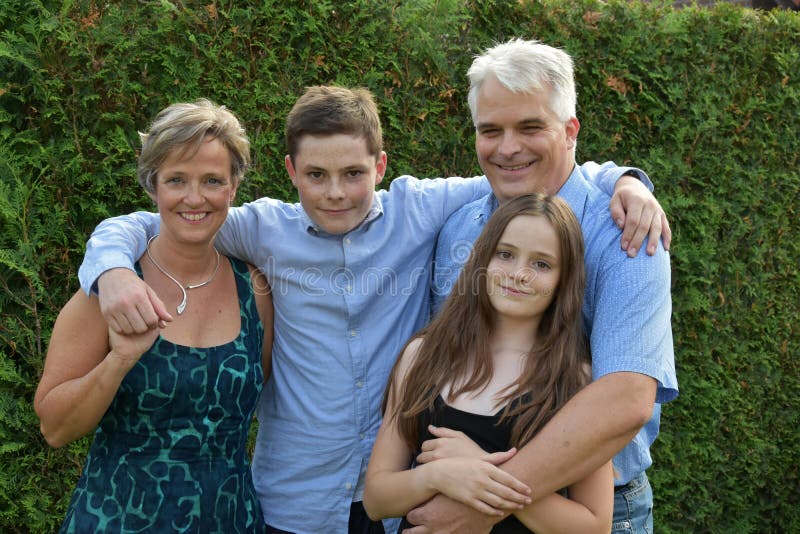 Wir sind eine glückliche Familie, Vatermutter und zwei Jugendliche stockbilder