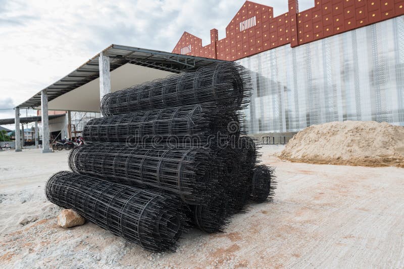 Wire mesh roll on construction.