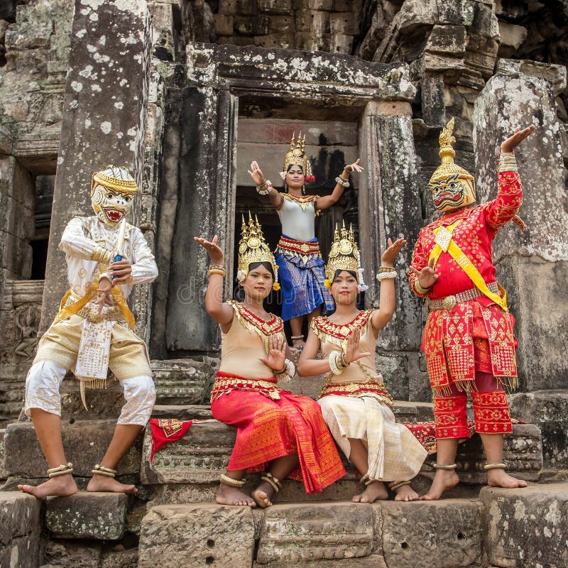 Wirft nicht identifizierte Kambodschaner im Nationalkostüm für Touristen in Angkor Wat auf lizenzfreie stockfotos Wirft nicht identifizierte Kambodschaner im Nationalkostüm für Touristen in Angkor Wat auf lizenzfreie stockfotos