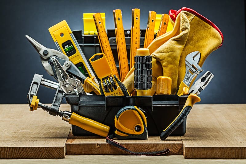 Wirh da caixa de ferramentas muitas ferramentas da construção nas placas de madeira