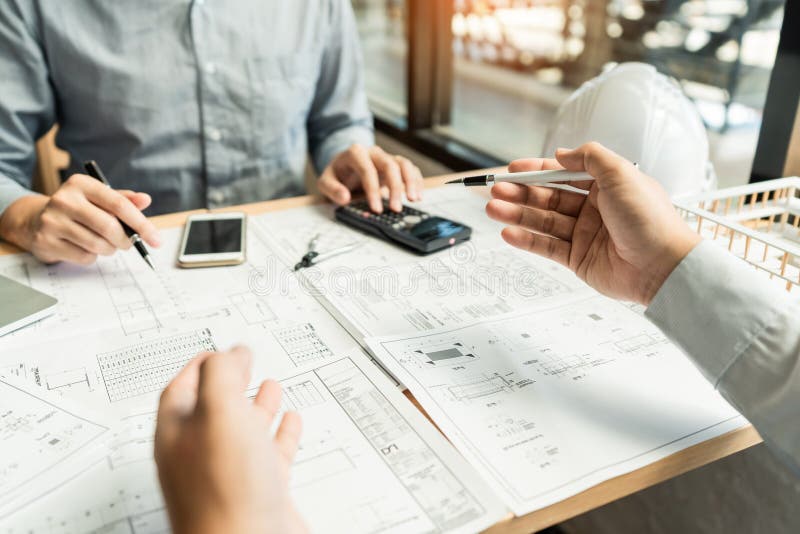 Wirklich-Zustandskonzept, zwei Ingenieur und Architekt, der das Plandatenarbeiten und digitale Tablette an Baugeb?ude bespricht lizenzfreie stockfotografie Wirklich-Zustandskonzept, zwei Ingenieur und Architekt, der das Plandatenarbeiten und digitale Tablette an Baugeb?ude bespricht lizenzfreie stockfotografie