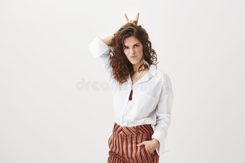 Wirkliche schlechte Frau, die Mädchenenergie zeigt Porträt der netten und lustigen europäischen Frau in der stilvollen Kleidung, stockfoto Wirkliche schlechte Frau, die Mädchenenergie zeigt Porträt der netten und lustigen europäischen Frau in der stilvollen Kleidung, stockfoto