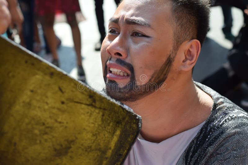 Wirkliche Tränen geben von den Augen glaubenden Mitleids Judas Iscariots an Jesus Christ, Straßendrama, Gemeinschaft feiert Karfr lizenzfreie stockfotografie Wirkliche Tränen geben von den Augen glaubenden Mitleids Judas Iscariots an Jesus Christ, Straßendrama, Gemeinschaft feiert Karfr lizenzfreie stockfotografie