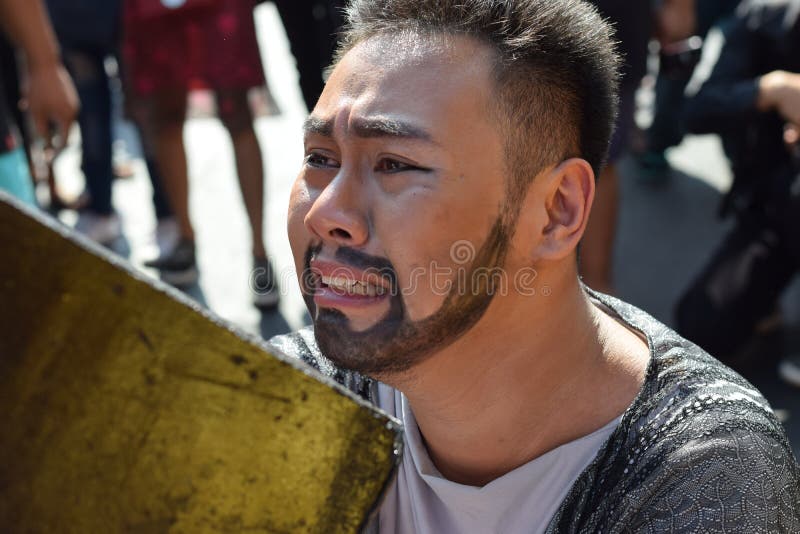 Wirkliche Tränen geben von den Augen glaubenden Mitleids Judas Iscariots an Jesus Christ, Straßendrama, Gemeinschaft feiert Karfr lizenzfreies stockbild Wirkliche Tränen geben von den Augen glaubenden Mitleids Judas Iscariots an Jesus Christ, Straßendrama, Gemeinschaft feiert Karfr lizenzfreies stockbild