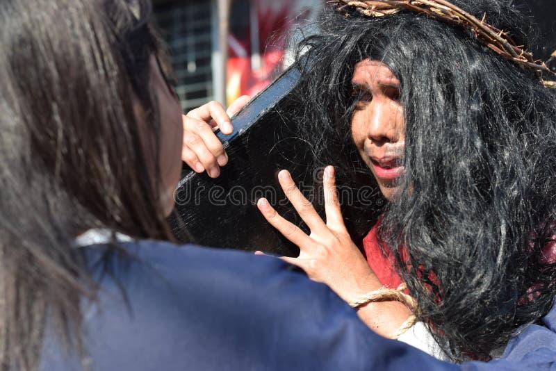 Wirkliche Tränen strahlen von den Augen von Jesus Christ, während Frau nah kommt, Straßendrama, Gemeinschaft feiert Karfreitag au lizenzfreie stockfotografie Wirkliche Tränen strahlen von den Augen von Jesus Christ, während Frau nah kommt, Straßendrama, Gemeinschaft feiert Karfreitag au lizenzfreie stockfotografie