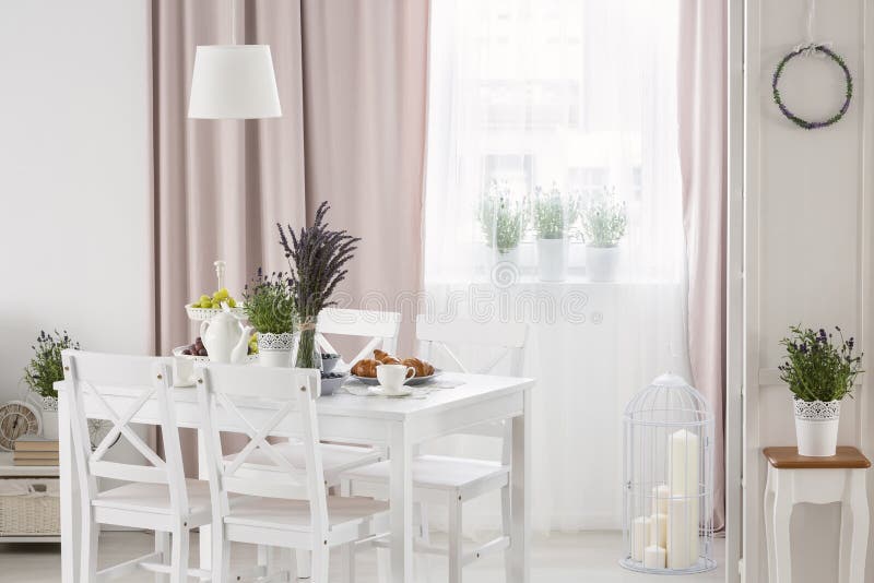 Wirkliches Foto der weißen Tabelle mit frischem Lavendel und dem Frühstück, die im hellen Esszimmerinnenraum mit Fenster mit steh stockfotos Wirkliches Foto der weißen Tabelle mit frischem Lavendel und dem Frühstück, die im hellen Esszimmerinnenraum mit Fenster mit steh stockfotos
