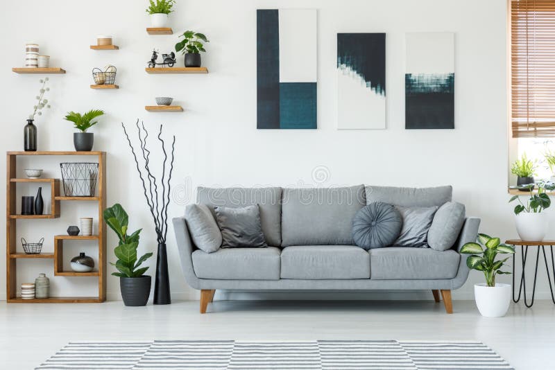 Wirkliches Foto eines eleganten Wohnzimmerinnenraums mit einer bequemen Couch