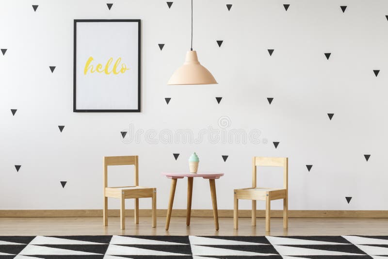 Wirkliches Foto von zwei Holzstühlen und von runden, rosa Tabelle in einem sca lizenzfreies stockfoto