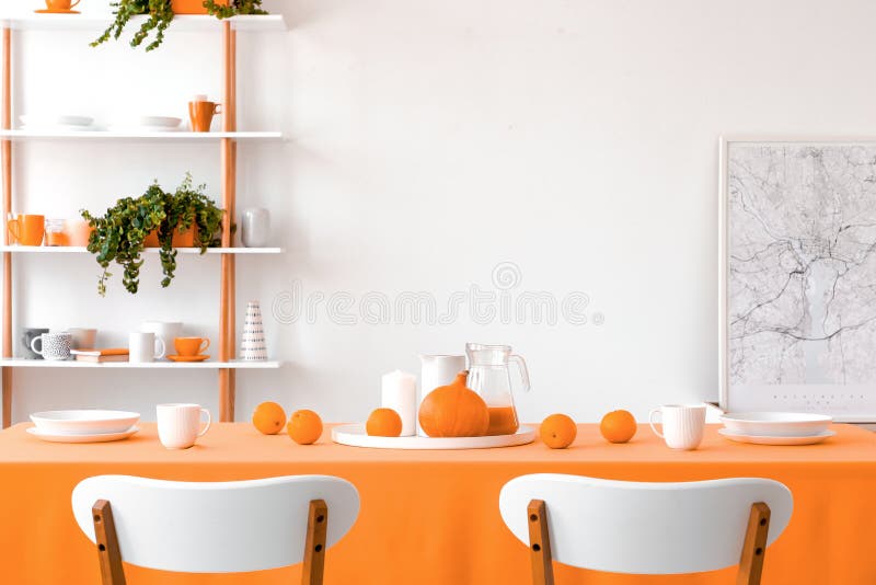 Wirkliches Foto von zwei Stühlen gelegt durch die Tabelle in weißes Esszimmer lizenzfreies stockbild Wirkliches Foto von zwei Stühlen gelegt durch die Tabelle in weißes Esszimmer lizenzfreies stockbild