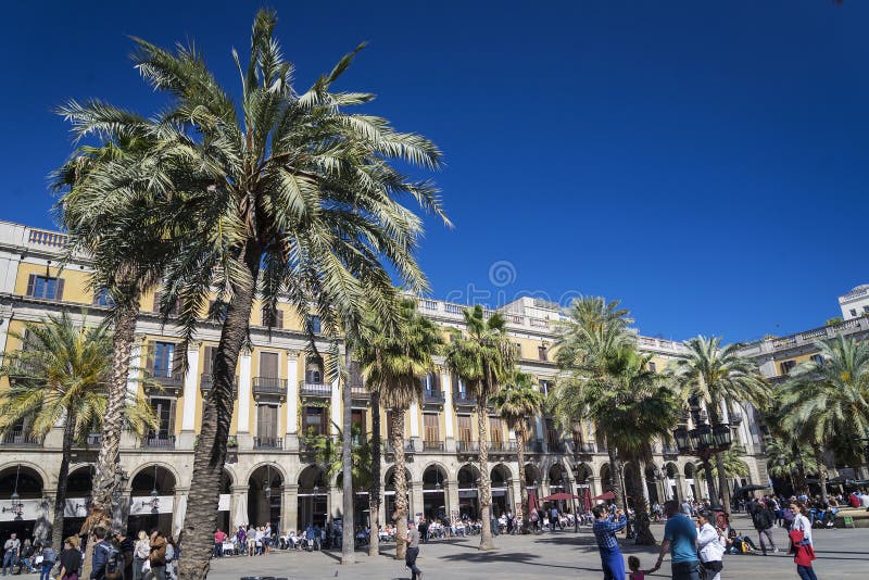 Wirkliches Quadrat der Piazzas in zentraler alter Stadt Spanien Barcelonas lizenzfreie stockbilder Wirkliches Quadrat der Piazzas in zentraler alter Stadt Spanien Barcelonas lizenzfreie stockbilder
