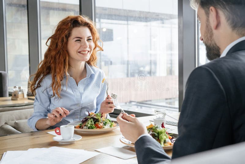 Wirtschaftler, die Business-Lunch des Essensalats des Restaurants in der sitzenden trinkenden Espressounterhaltung nett zu Mittag stockfotos Wirtschaftler, die Business-Lunch des Essensalats des Restaurants in der sitzenden trinkenden Espressounterhaltung nett zu Mittag stockfotos
