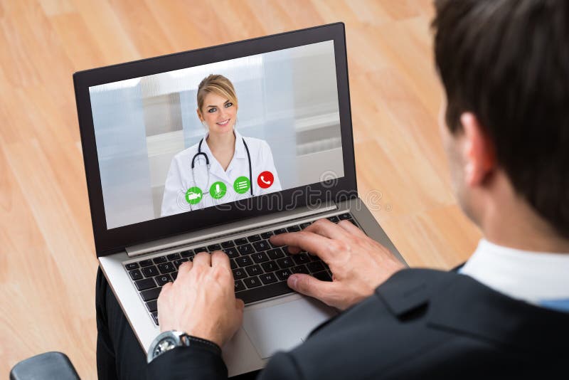 Wirtschaftler-Videochatting Online With-Doktor On Laptop