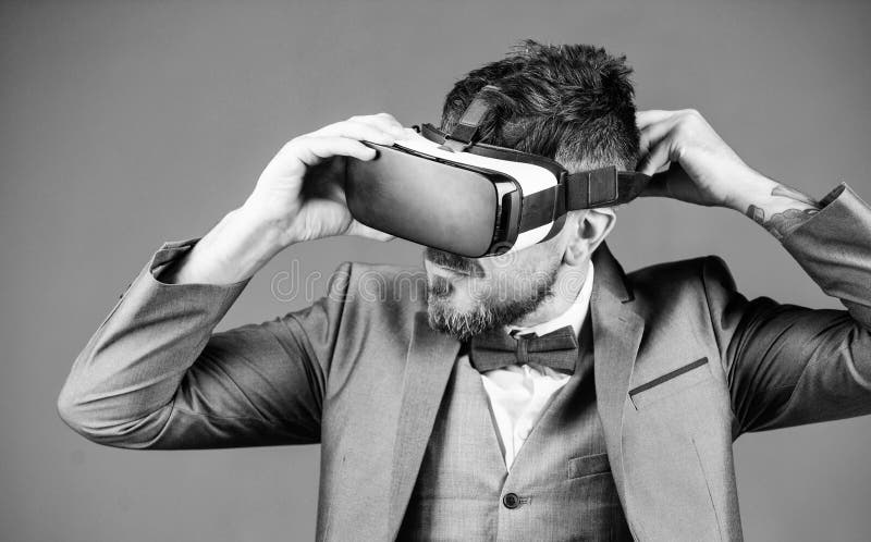 Wirtualna praca Biznesmen w vr s? uchawki Wizualna rzeczywisto?? brodaci m?? czyzna odzie? y VR bezprzewodowi szk? a Cyfrowej przysz? fotografia royalty free