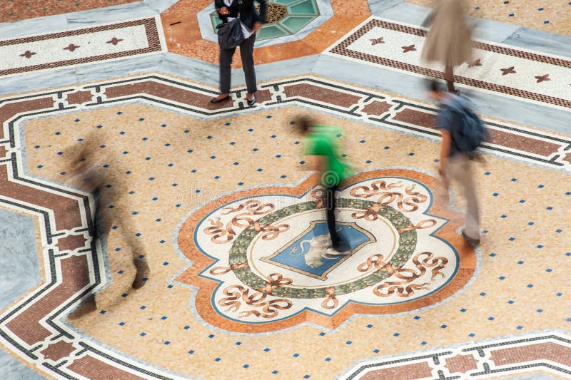 Wirujący na byków testicles Galleria Vittorio Emanuele II w Mediolan, Włochy fotografia royalty free Wirujący na byków testicles Galleria Vittorio Emanuele II w Mediolan, Włochy fotografia royalty free