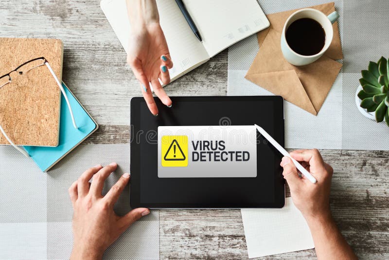 Wirus Wykrywająca ostrzegawcza wiadomość na ekranie Cyber naruszenie bezpieczeństwa Ochrona danych technologii i interneta pojęci zdjęcie royalty free Wirus Wykrywająca ostrzegawcza wiadomość na ekranie Cyber naruszenie bezpieczeństwa Ochrona danych technologii i interneta pojęci zdjęcie royalty free