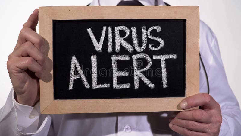 Wirusa raźny ostrzeżenie pisać na blackboard w doktorskich rękach, epidemiczny zapobieganie zdjęcia royalty free Wirusa raźny ostrzeżenie pisać na blackboard w doktorskich rękach, epidemiczny zapobieganie zdjęcia royalty free