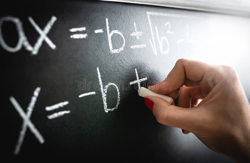 Wiskundevergelijking, functie of berekening op bord Leraar die op bord tijdens les en lezing in school schrijven royalty-vrije stock foto Wiskundevergelijking, functie of berekening op bord Leraar die op bord tijdens les en lezing in school schrijven royalty-vrije stock foto