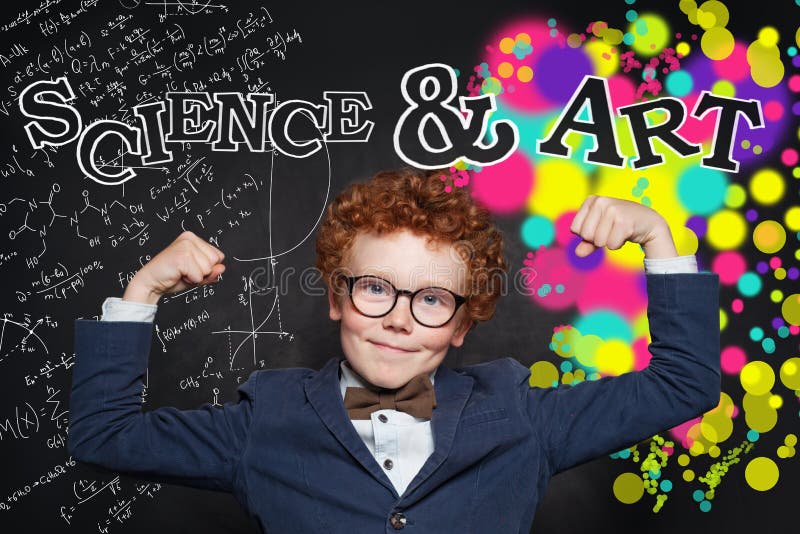 Wissenschaft und Kunstenergie Kreativitätsausbildung und gedanklich lösen Konzept Glücklicher intelligenter Junge auf Tafel stockbild Wissenschaft und Kunstenergie Kreativitätsausbildung und gedanklich lösen Konzept Glücklicher intelligenter Junge auf Tafel stockbild