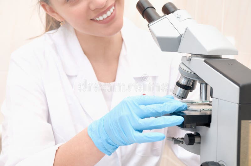 Wissenschaftler, der ein Mikroskop in einem Labor untersucht stockfoto Wissenschaftler, der ein Mikroskop in einem Labor untersucht stockfoto