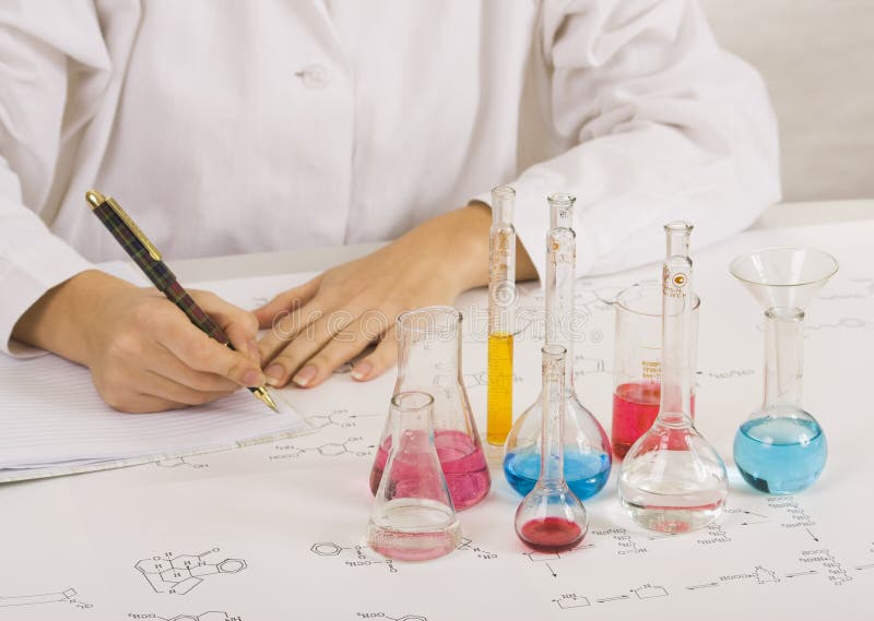 Wissenschaftler, der Prüfungen im Labor bildet stockfotografie Wissenschaftler, der Prüfungen im Labor bildet stockfotografie