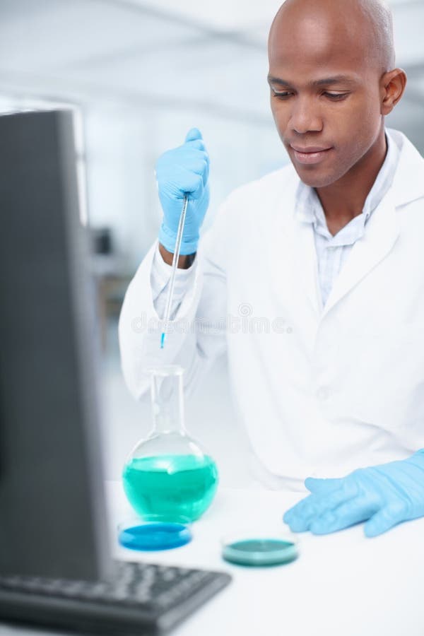 Wissenschaftler und Tröpfchen mit Becherglas für chemische Versuche oder Prüfungen im Labor. männliche Person, Chemikerin oder stockbilder