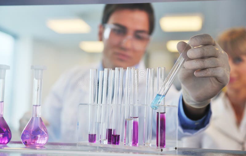Wissenschaftsleute im hellen Labor stockfoto Wissenschaftsleute im hellen Labor stockfoto