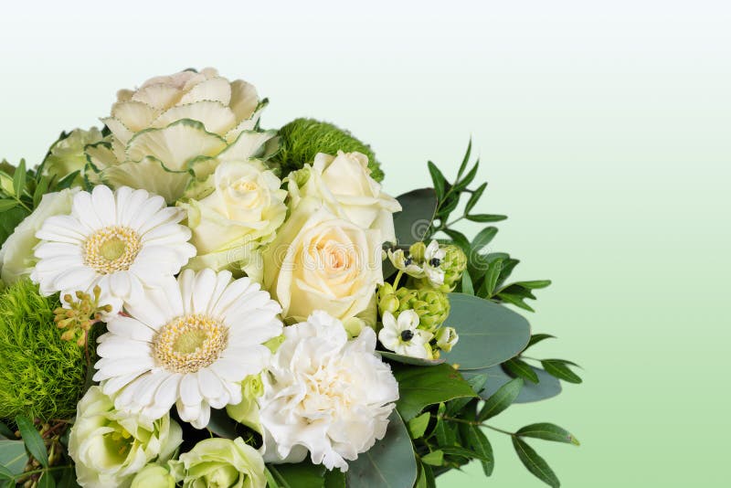 Wit boeket van verse bloemen op groene achtergrond royalty-vrije stock foto Wit boeket van verse bloemen op groene achtergrond royalty-vrije stock foto