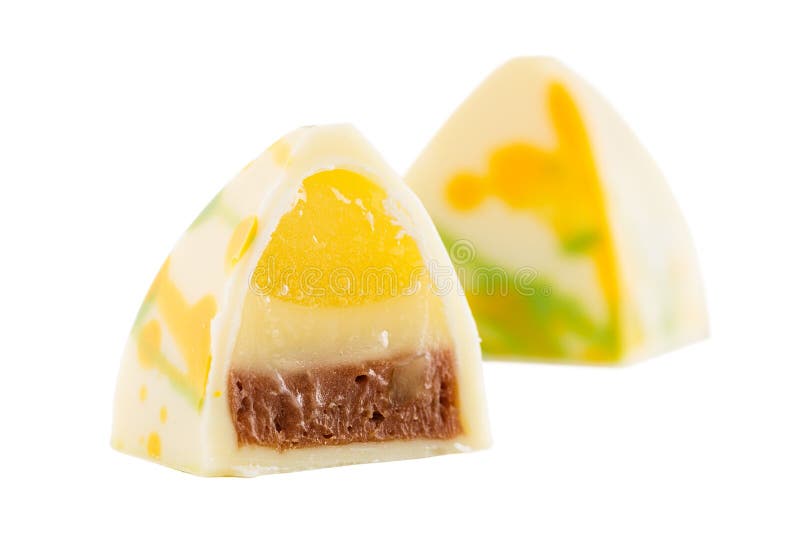 Wit chocoladesuikergoed met ganache en fruit het vullen stock fotografie Wit chocoladesuikergoed met ganache en fruit het vullen stock fotografie