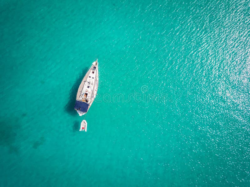 Wit die jacht op Adriatische Overzees, Italië wordt aangelegd stock foto Wit die jacht op Adriatische Overzees, Italië wordt aangelegd stock foto