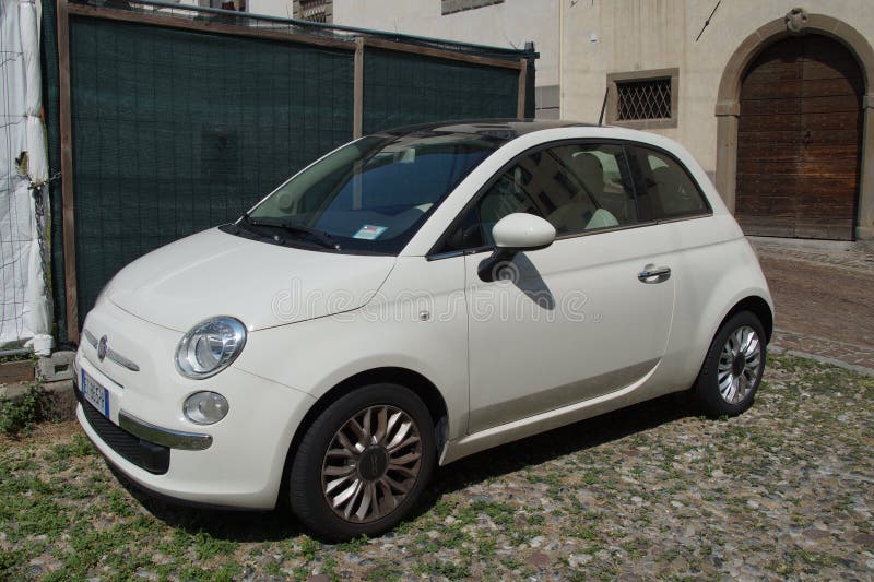 Wit Fiat 500 redactionele stock afbeelding. Afbeelding