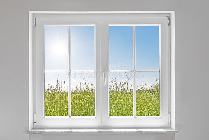 Wit gesloten venster met zon