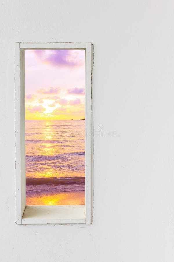 Wit houten muurvenster met zonsondergang overzeese strandmening stock afbeeldingen Wit houten muurvenster met zonsondergang overzeese strandmening stock afbeeldingen