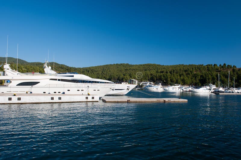 Wit jacht dat langzaam in de baai, de boot vaart van dromen royalty-vrije stock foto Wit jacht dat langzaam in de baai, de boot vaart van dromen royalty-vrije stock foto