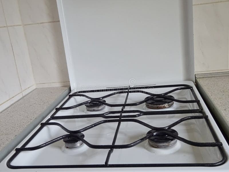 Wit Kleur Geopend Gasfornuis Voor Het Koken Van Op Syn-Gas Het Butagas Van Het Aardgaspropaan Met 4 Kleine Groottegasfor Stock Foto - Image huis, kooktoestel: 130008848