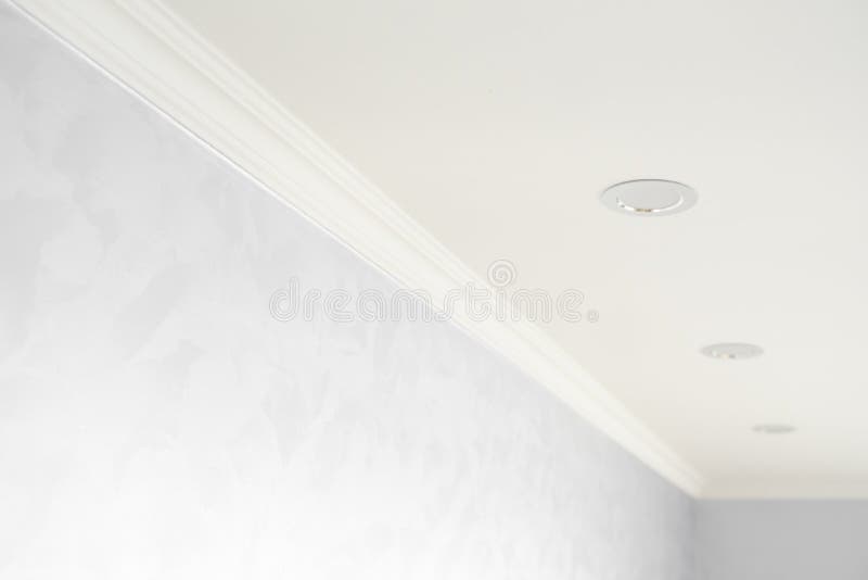 Plafond Met Een Witte Dop in Een Kamer Met Grijze Verfmuren. Versiering Van De Hoek Tussen Het Plafond En Stock Afbeelding - Image of kader, versiering: 207723185