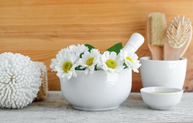 Wit porseleinmortier met bloemen van kamille Kruidengeneeskunde, natuurlijke eigengemaakte schoonheidsmiddelen en kuuroordconcept royalty-vrije stock afbeeldingen Wit porseleinmortier met bloemen van kamille Kruidengeneeskunde, natuurlijke eigengemaakte schoonheidsmiddelen en kuuroordconcept royalty-vrije stock afbeeldingen
