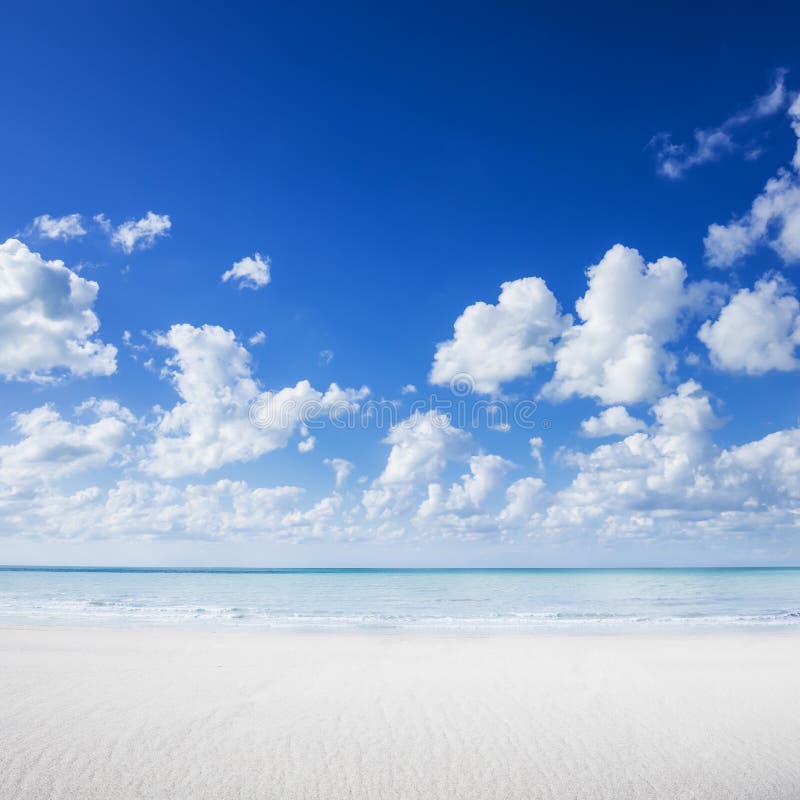 Wit zandstrand, tropische oceaan en blauwe hemel stock foto Wit zandstrand, tropische oceaan en blauwe hemel stock foto