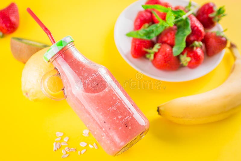 Withingredients frutados do batido imagem de stock