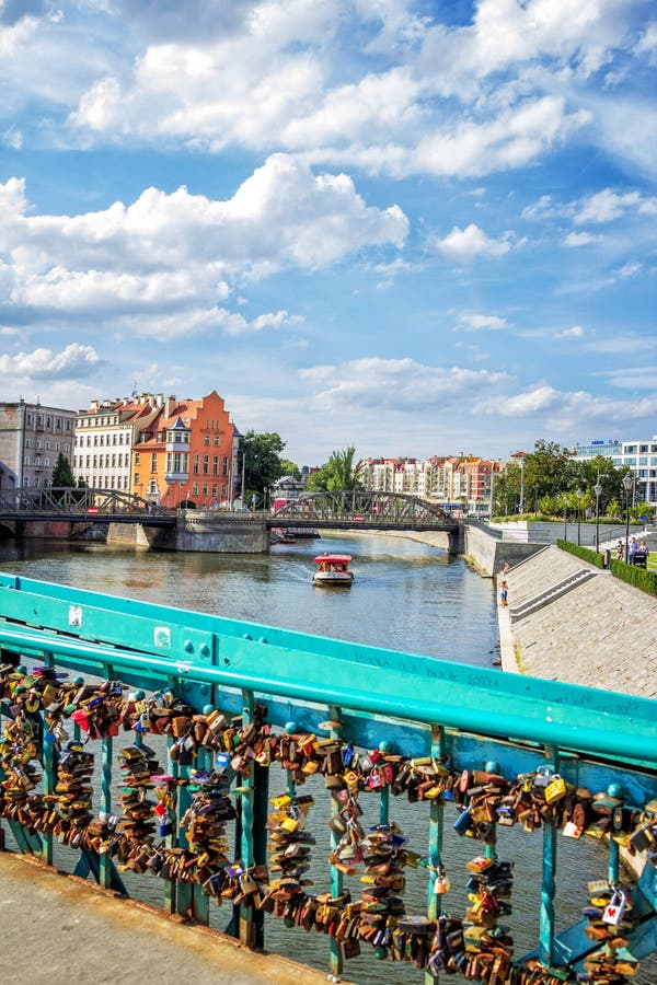 Withriver Odra da arquitetura da cidade de Wroclaw fotografia de stock royalty free Withriver Odra da arquitetura da cidade de Wroclaw fotografia de stock royalty free