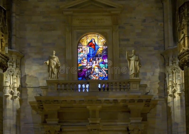 Witrażu okno władza Mary, wśrodku Mediolańskiej katedry katedralny kościół Mediolan, Lombardy, Włochy zdjęcie stock Witrażu okno władza Mary, wśrodku Mediolańskiej katedry katedralny kościół Mediolan, Lombardy, Włochy zdjęcie stock