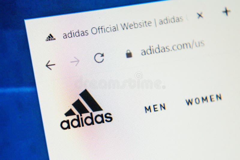 Witryna internetowa adidascom. selektywna koncentracja. Obraz makra strony głównej adidascom załadowany na ekranie w przeglądarce sieci Web.