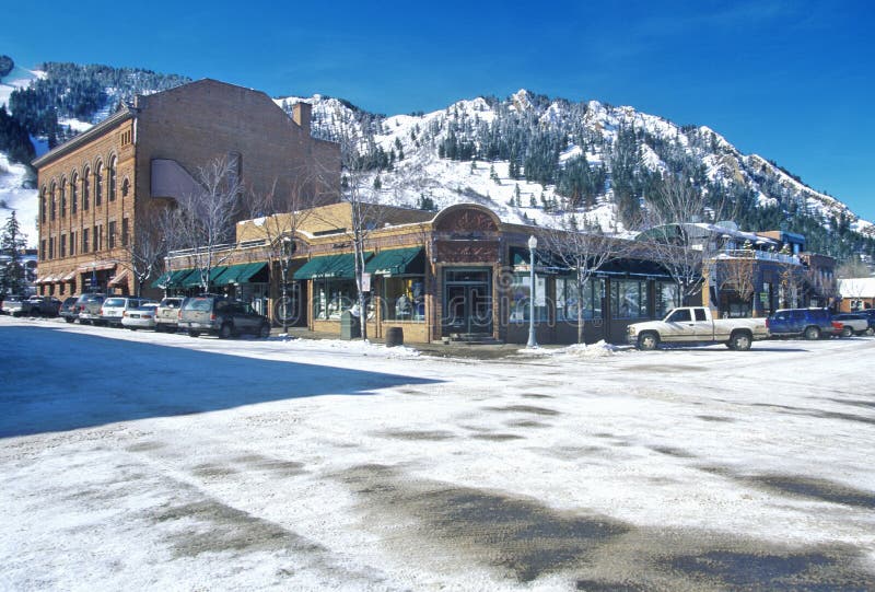 Witryny sklepowe i narciarski skłon w miasteczku osika, Kolorado