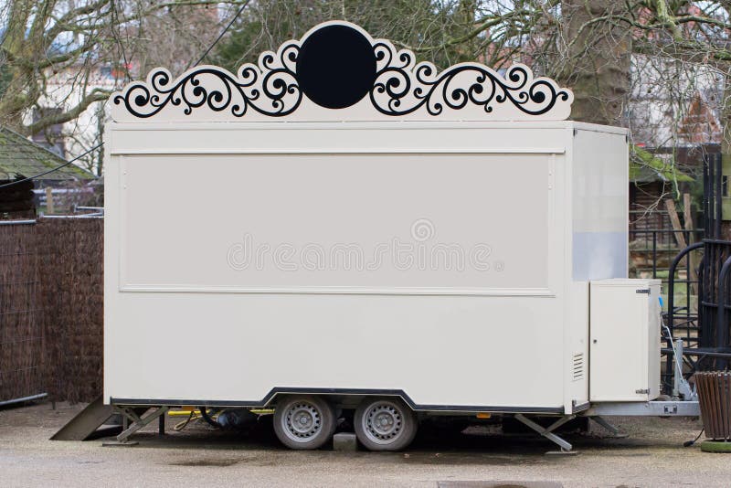 Schijnen Harden Klem Witte Aanhangwagen, Winkel Op Wielen Stock Foto - Image of aanvaarden, snel: 65588344 Schijnen Harden Klem Witte Aanhangwagen, Winkel Op Wielen Stock Foto - Image of aanvaarden, snel: 65588344