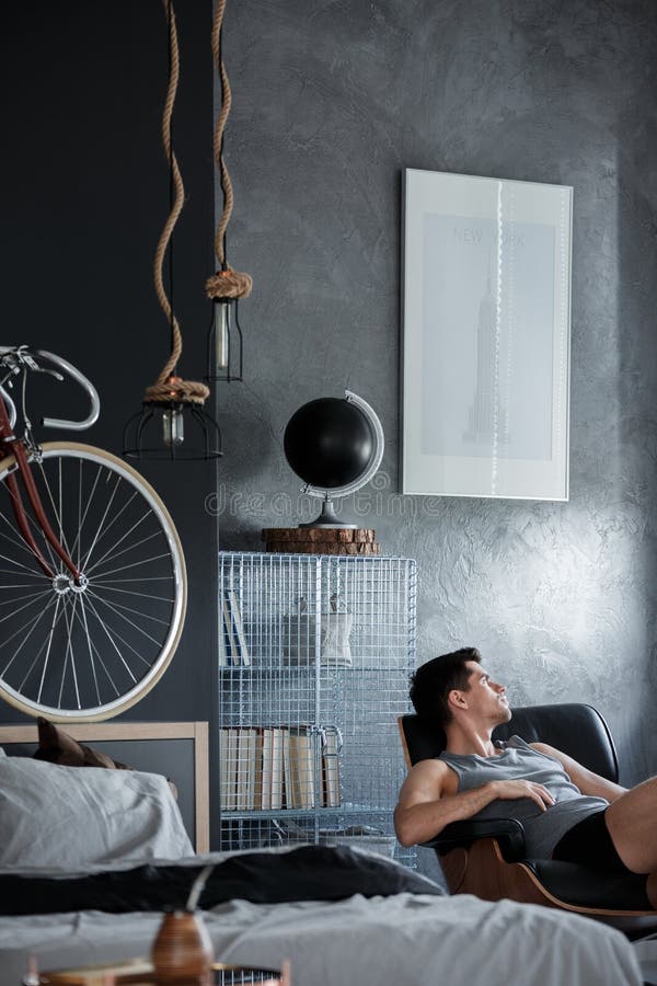 Wit poster op een betonnen muur royalty-vrije stock afbeelding