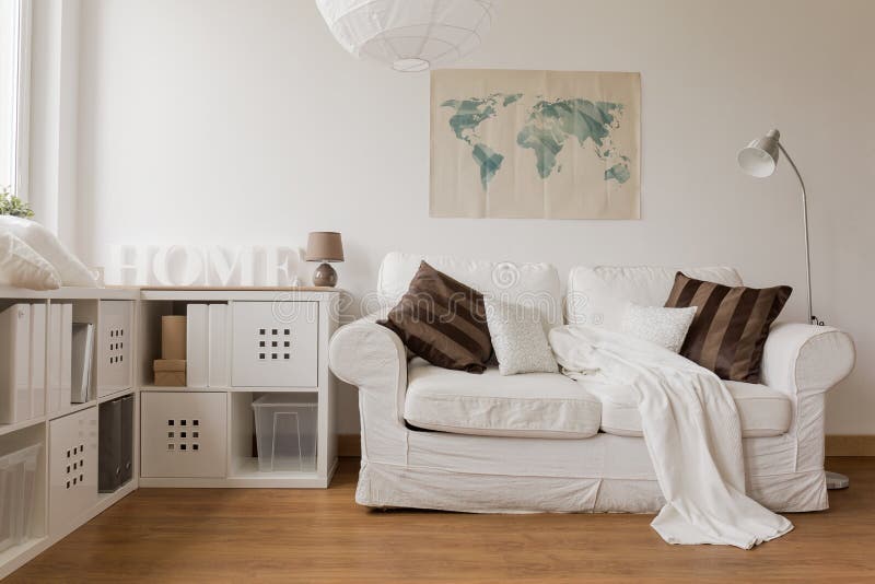 Witte bank in woonkamer royalty-vrije stock afbeelding Witte bank in woonkamer royalty-vrije stock afbeelding